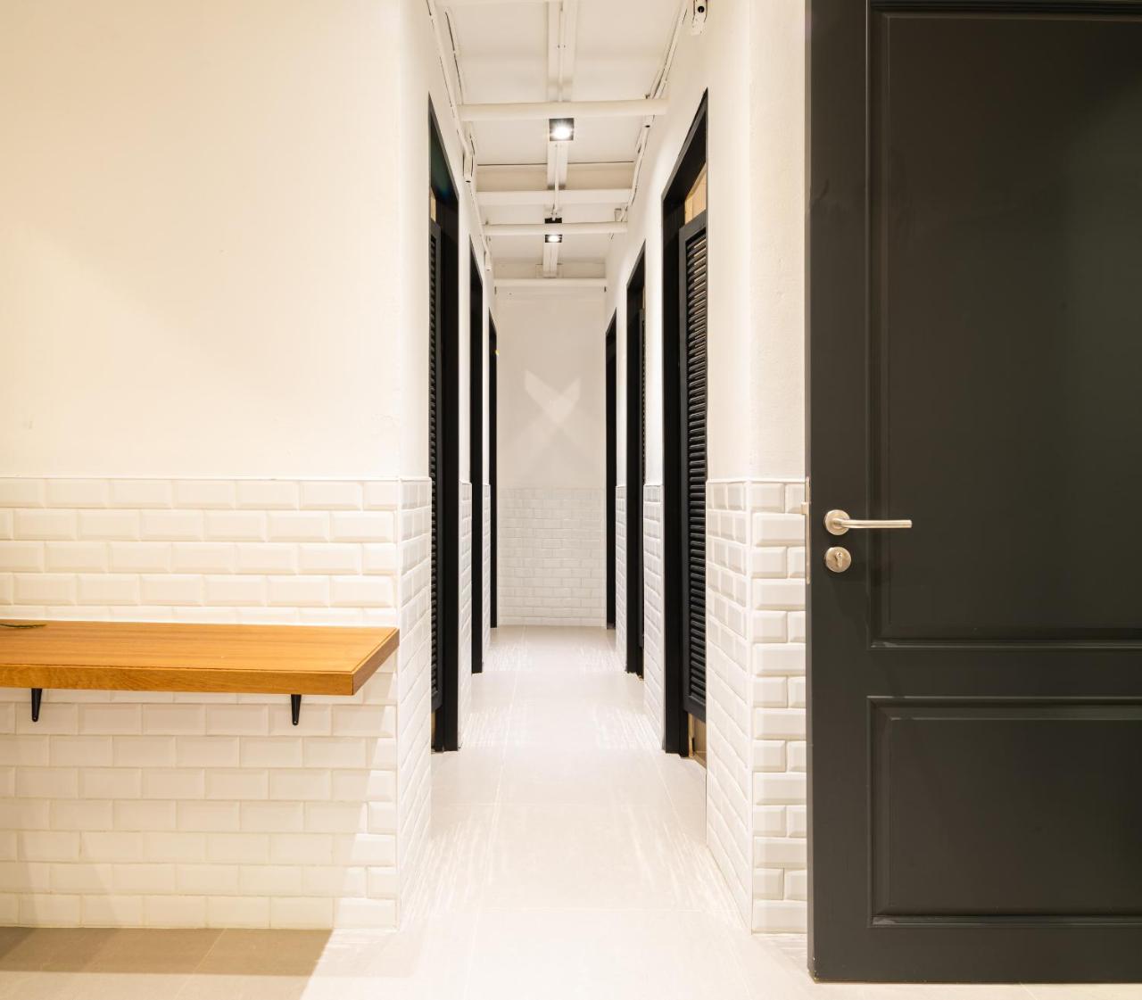 วอร์ม วินโดว์ สีลม Hostel กรุงเทพมหานคร ภายนอก รูปภาพ