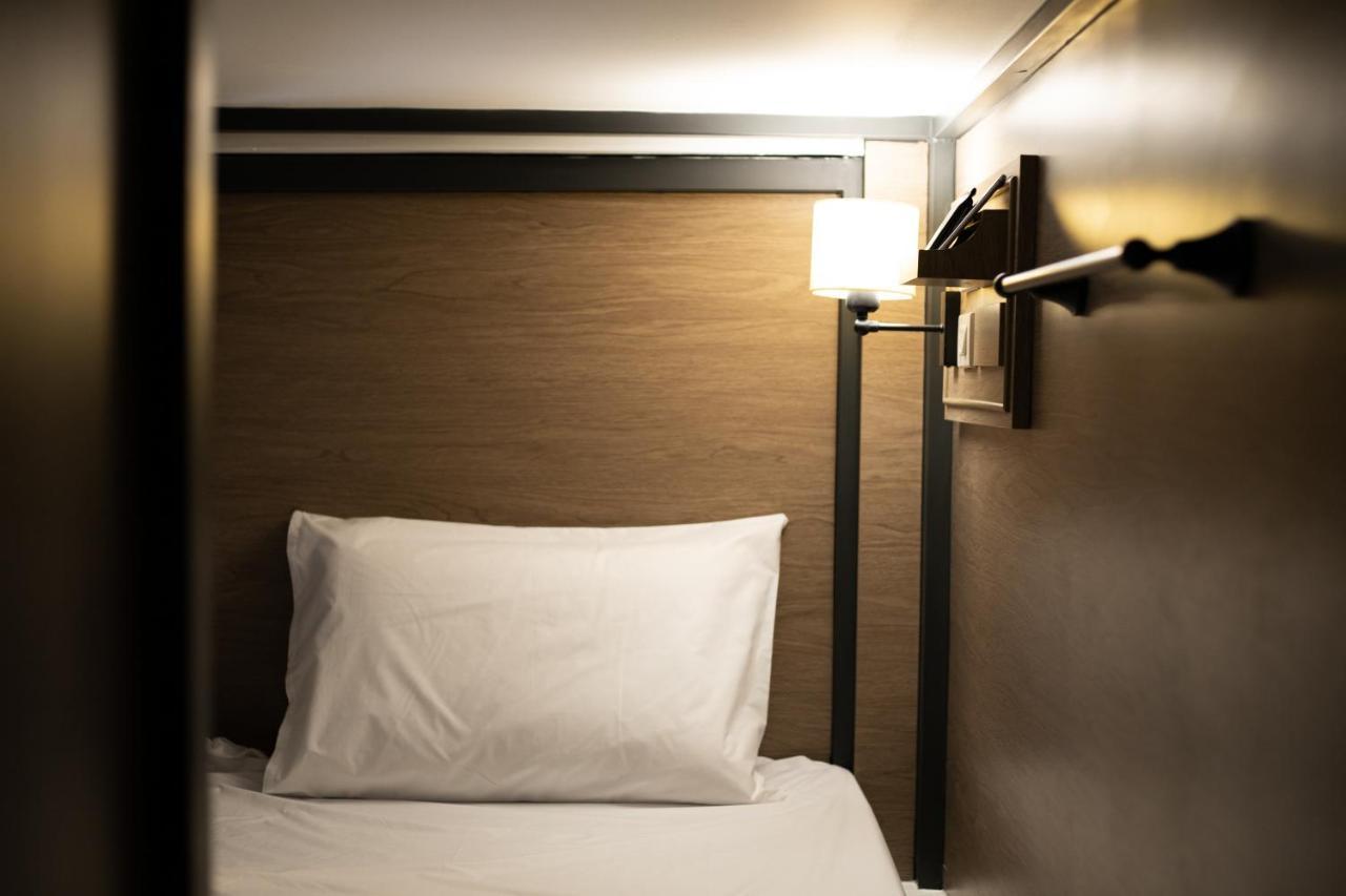 วอร์ม วินโดว์ สีลม Hostel กรุงเทพมหานคร ภายนอก รูปภาพ