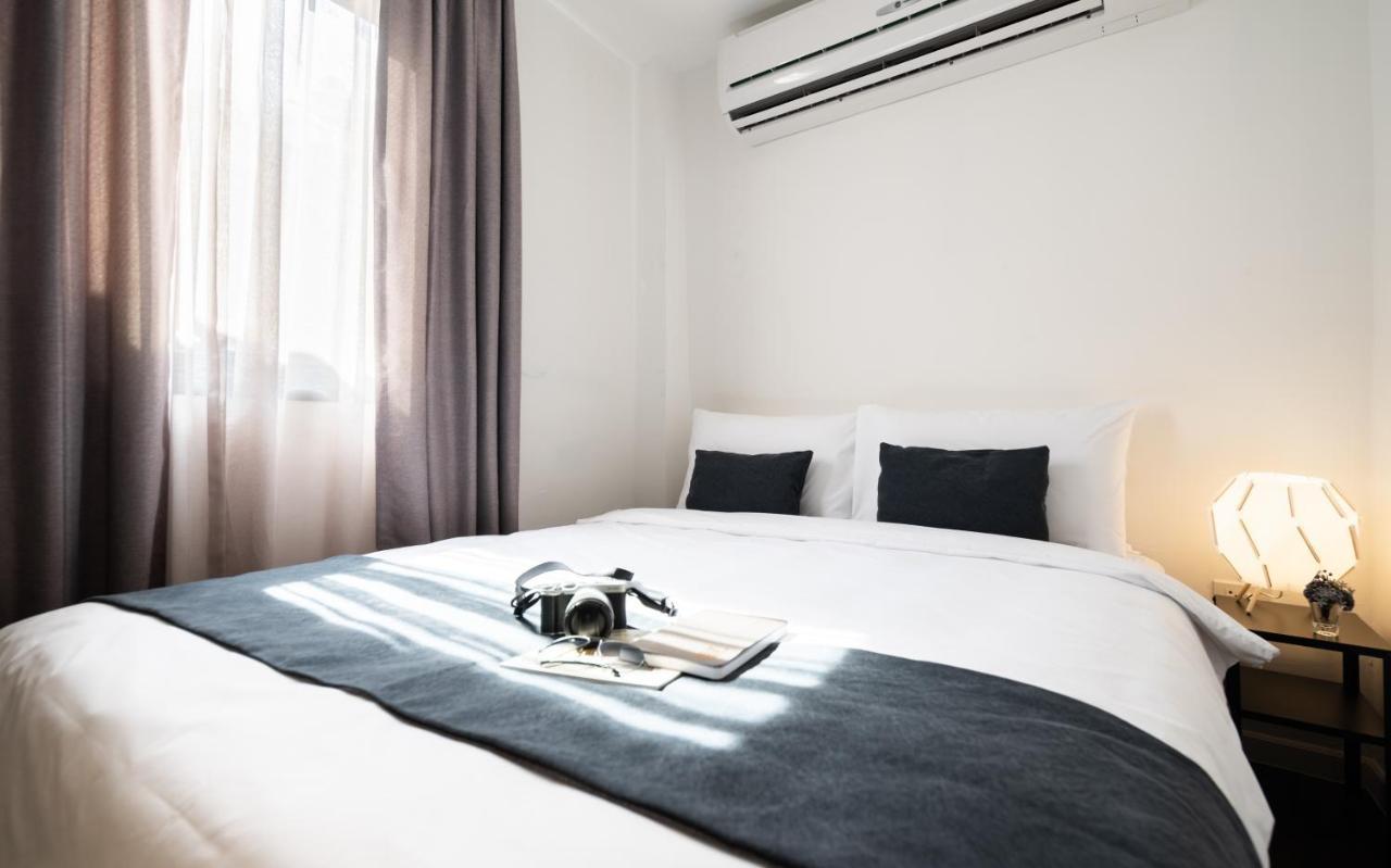 วอร์ม วินโดว์ สีลม Hostel กรุงเทพมหานคร ภายนอก รูปภาพ