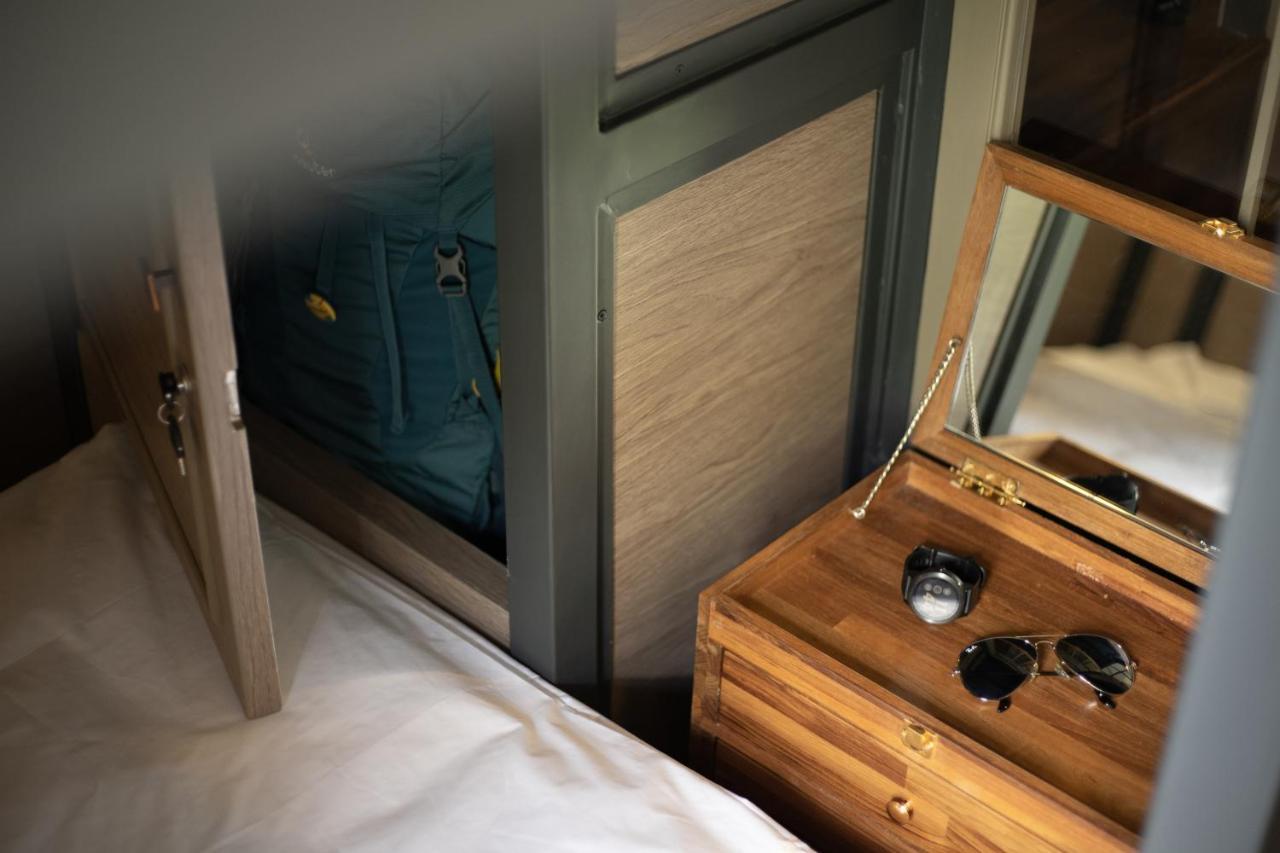 วอร์ม วินโดว์ สีลม Hostel กรุงเทพมหานคร ภายนอก รูปภาพ